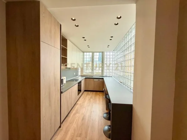 Tirane, jepet me qera apartament 3+1 Kati 9, 115 m² 1.200 € (Rruga e Kavajes)