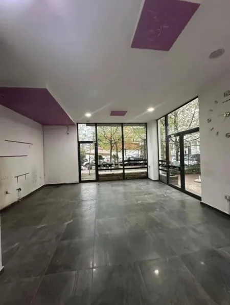 Tirane, shitet lokal Kati 0, 52 m² 135.000 € 