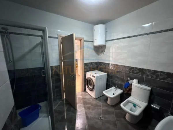 Tirane, jepet me qera apartament 3+1+Ballkon Kati 2, 125 m² 900 € (Rr.Peti)