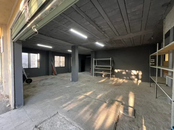 Tirane, jepet me qera magazine Kati 0, 120 m² 900 € (Laprake)