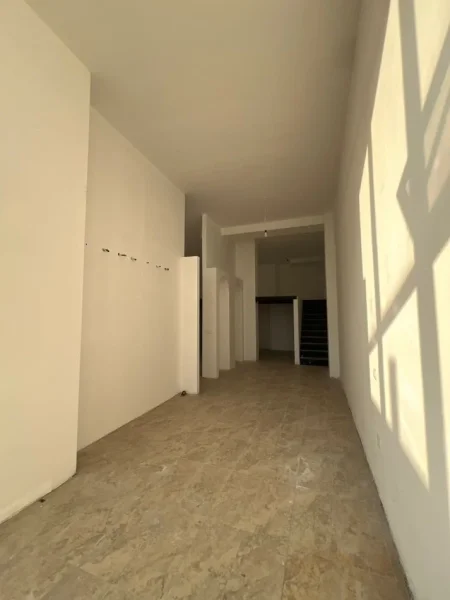 Tirane, jepet me qera ambjent biznesi Kati 0, 106 m² 805 € (Fusha Aviacionit)