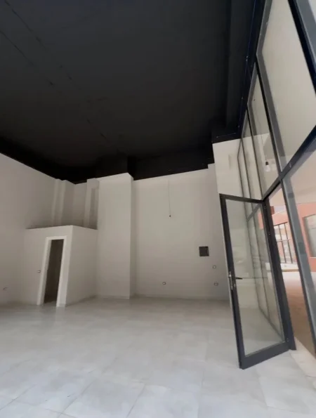 Tirane, jepet me qera dyqan Kati 0, 75 m² 805 € (Urban Gate)