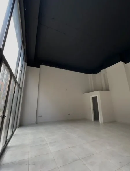 Tirane, jepet me qera dyqan Kati 0, 75 m² 805 € (Urban Gate)