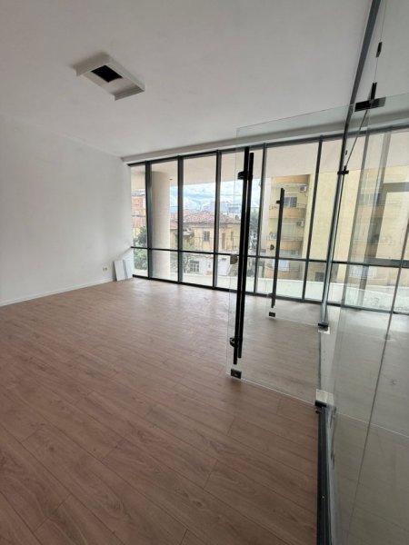 Tirane, jepet me qera ambjent biznesi Kati 2, 44 m² 1.000 € (Mine Peza)