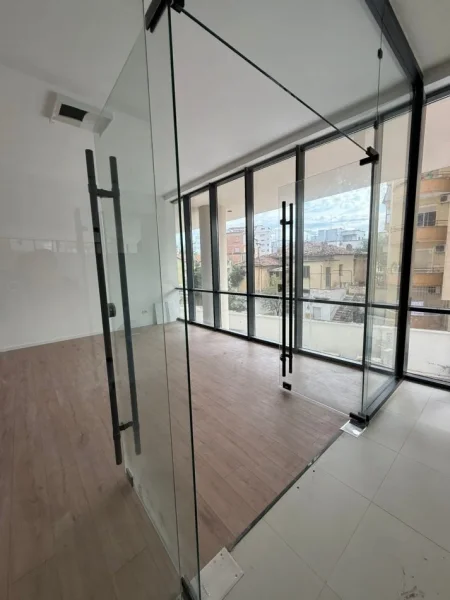 Tirane, jepet me qera ambjent biznesi Kati 2, 44 m² 1.000 € (Mine Peza)