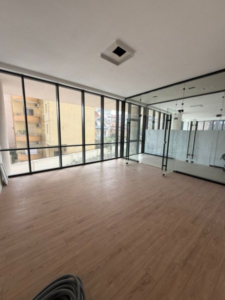 Tirane, jepet me qera ambjent biznesi Kati 2, 44 m² 1.000 € (Mine Peza)