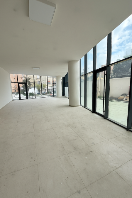 Tirane, jepet me qera ambjent biznesi Kati 0, 120 m² 2.700 € (Mine Peza)