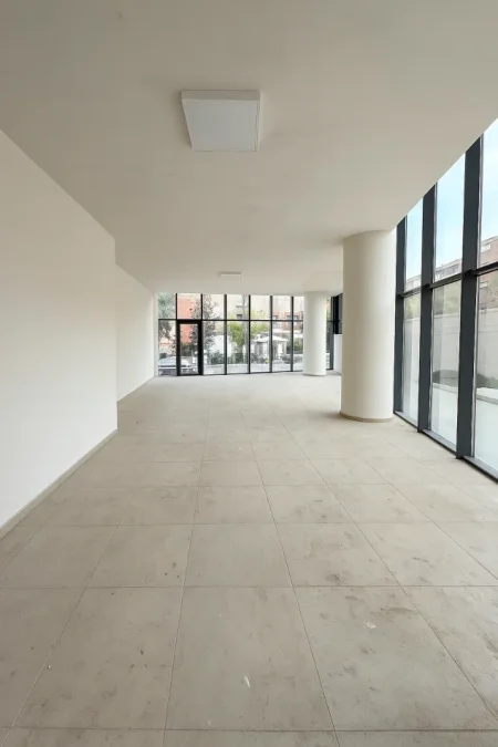 Tirane, jepet me qera ambjent biznesi Kati 0, 120 m² 2.700 € (Mine Peza)