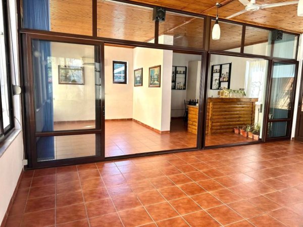 Ambient Biznesi Me Qera: 73m²📍 Rruga e Kavajes – Pas Sofres Turke Cmimi: 80,000 Leke / Muaj - Ambienti jepet BOSH si ne foto