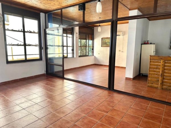 Ambient Biznesi Me Qera: 73m²📍 Rruga e Kavajes – Pas Sofres Turke Cmimi: 80,000 Leke / Muaj - Ambienti jepet BOSH si ne foto