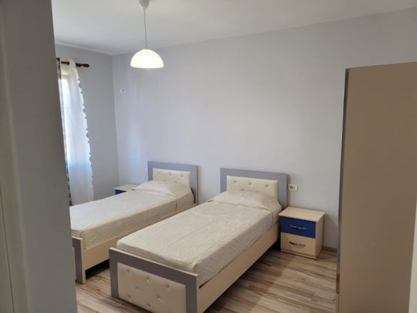 Tirane, jepet me qera apartament duplex 2+1 Kati 5, 80 m² 650 € (Tek Spari, Rruga Mine Peza)
