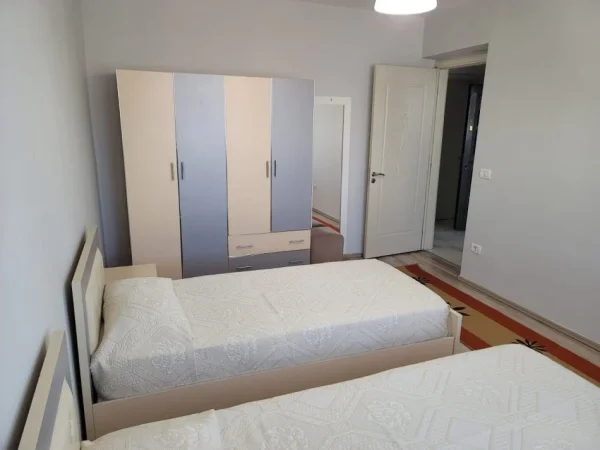 Tirane, jepet me qera apartament duplex 2+1 Kati 5, 80 m² 650 € (Tek Spari, Rruga Mine Peza)