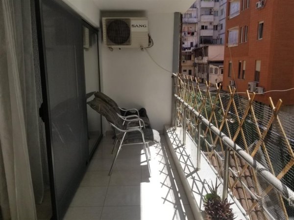 Tirane, jepet me qera apartament 2+1 Kati 3, 112 m² 800 € (Kafe Roma ne Bllok)