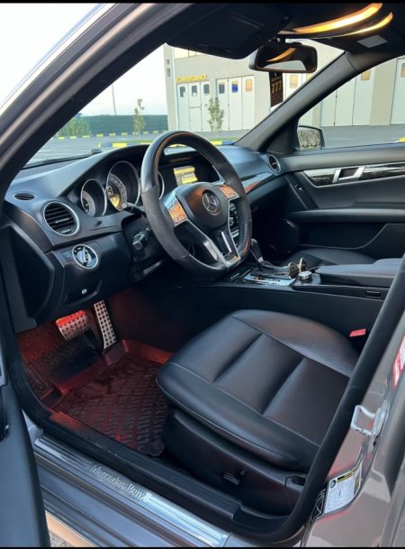 Elbasan, shitet makine MERCEDEZ BENZ C CLASE 2.5 BENZIN GAS NE GJENDJE SUPER Benzin+Gaz, gri metalizato automatik Kondicioner 250.000 km 8.700 €