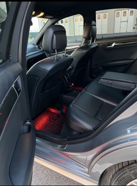 Elbasan, shitet makine MERCEDEZ BENZ C CLASE 2.5 BENZIN GAS NE GJENDJE SUPER Benzin+Gaz, gri metalizato automatik Kondicioner 250.000 km 8.700 €