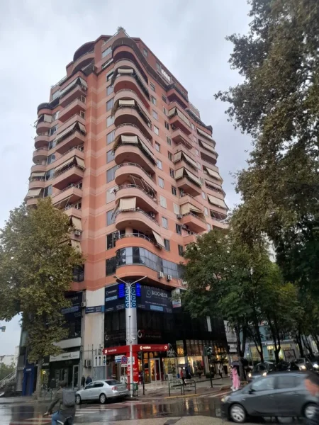 Tirane, jepet me qera zyre Kati 1, 12 m² 270 €