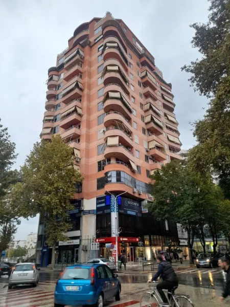 Tirane, jepet me qera zyre Kati 1, 12 m² 270 €