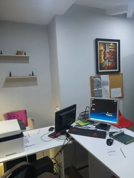 Tirane, jepet me qera zyre Kati 1, 12 m² 270 €