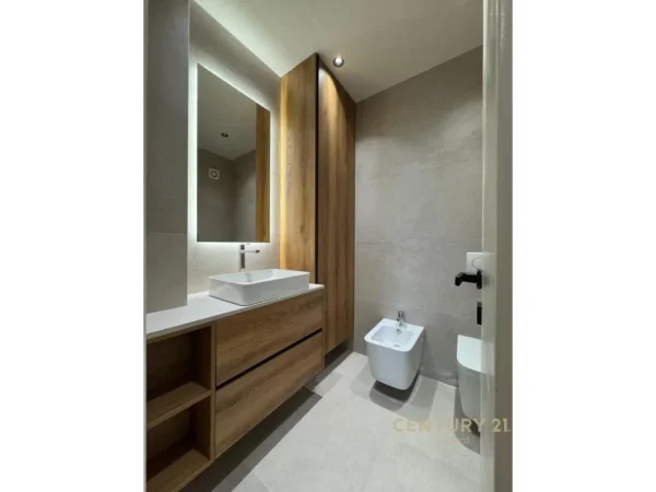 Tirane, jepet me qera apartament 1+1 Kati 2, 71 m² 750 € (Brryli , Shkolla e Kuqe)