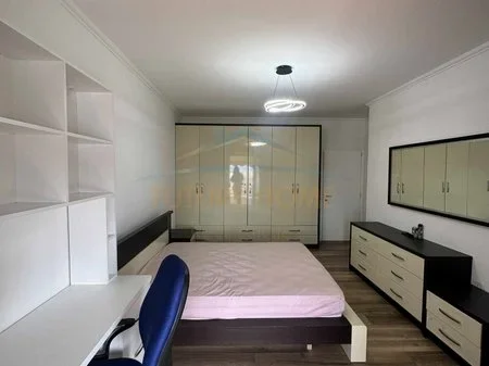 Tirane, jepet me qera apartament 2+1 Kati 4, 94 m² 650 € 