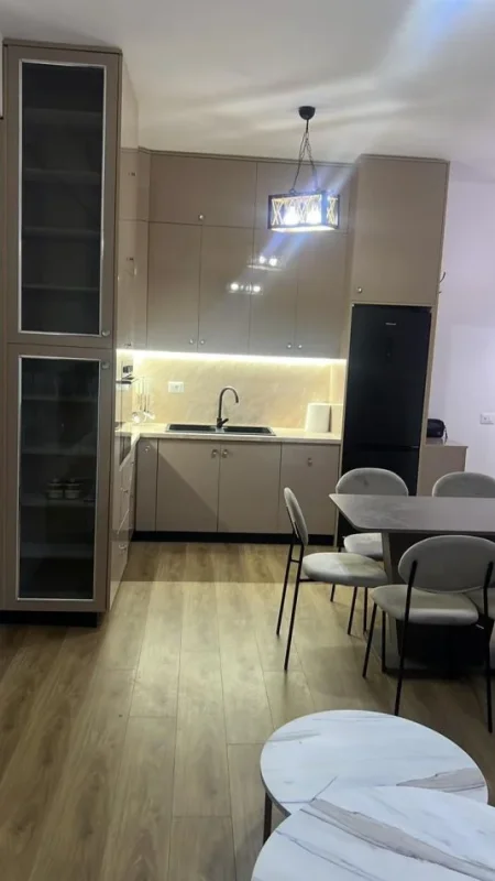 Tirane, jepet me qera apartament 1+1 Kati 1, 400 € 