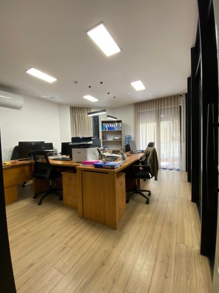 Tirane, jepet me qera ambjent biznesi , 280 m² 4.600 € 