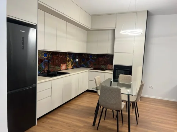 Tirane, jepet me qera apartament 2+1 Kati 4, 900 €