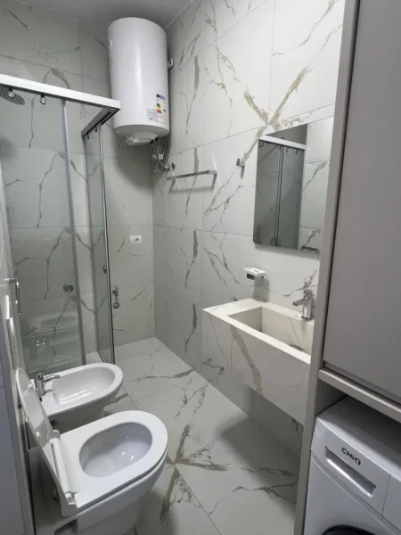 Tirane, jepet me qera apartament 2+1 Kati 4, 900 €