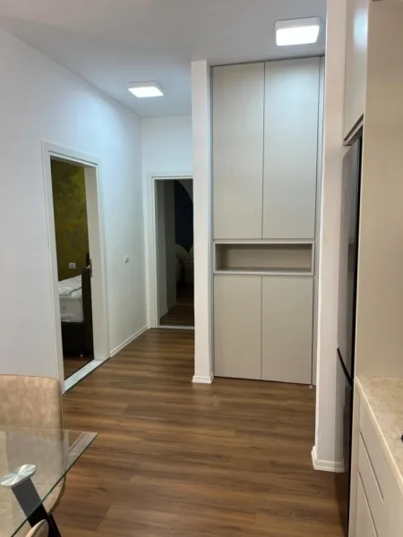 Tirane, jepet me qera apartament 2+1 Kati 4, 900 €