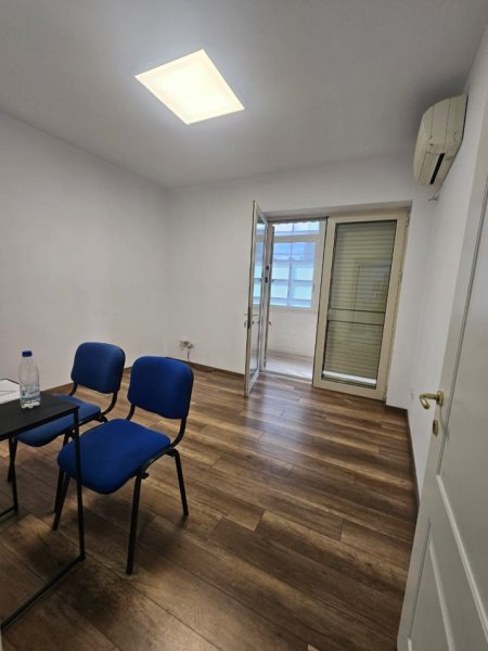 Tirane, jepet me qera ambjent biznesi Kati 3, 90 m² 700 € (Qendër, buze Rrugës së Kavajës)