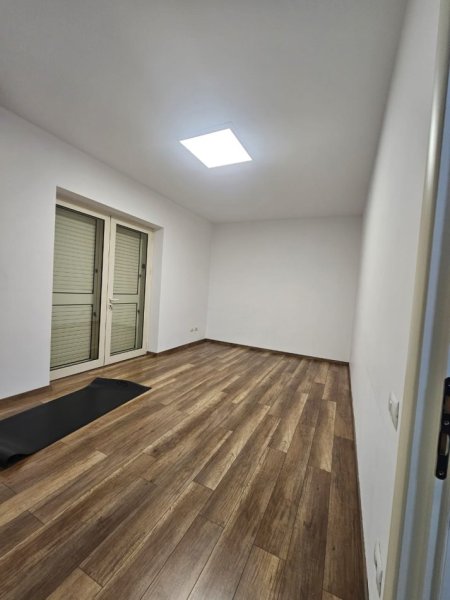 Tirane, jepet me qera ambjent biznesi Kati 3, 90 m² 700 € (Qendër, buze Rrugës së Kavajës)