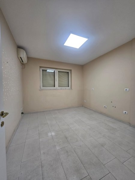 Tirane, jepet me qera ambjent biznesi Kati 3, 90 m² 700 € (Qendër, buze Rrugës së Kavajës)