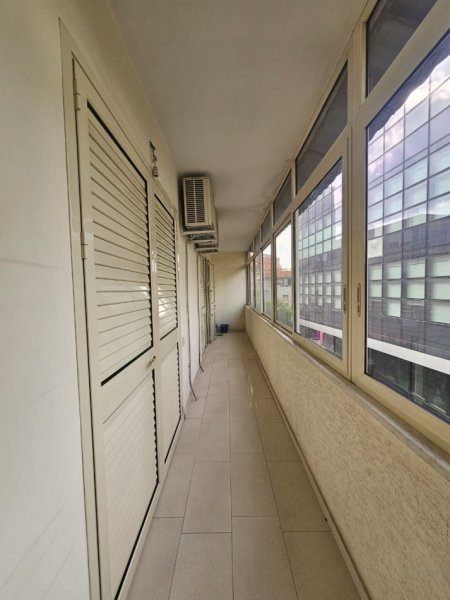 Tirane, jepet me qera ambjent biznesi Kati 3, 90 m² 700 € (Qendër, buze Rrugës së Kavajës)