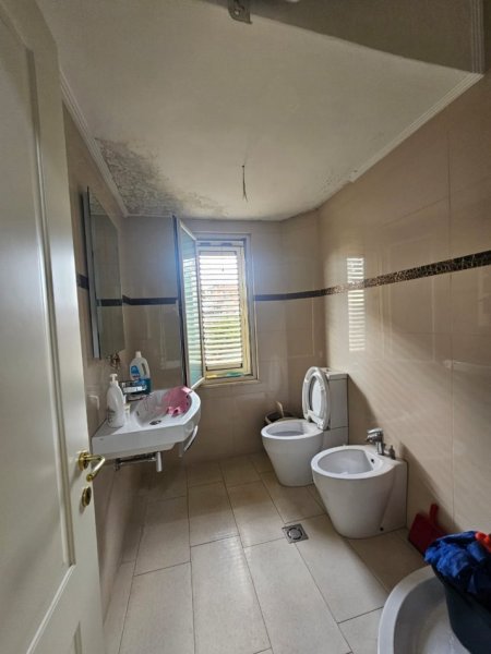 Tirane, jepet me qera ambjent biznesi Kati 3, 90 m² 700 € (Qendër, buze Rrugës së Kavajës)