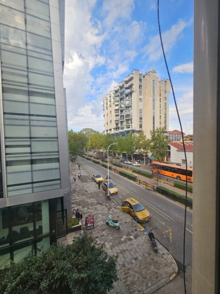 Tirane, jepet me qera ambjent biznesi Kati 3, 90 m² 700 € (Qendër, buze Rrugës së Kavajës)