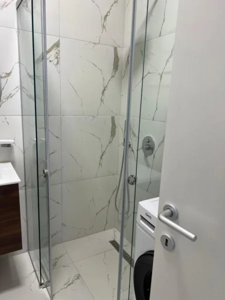 Tirane, jepet me qera apartament 1+1 Kati 4, 700 €