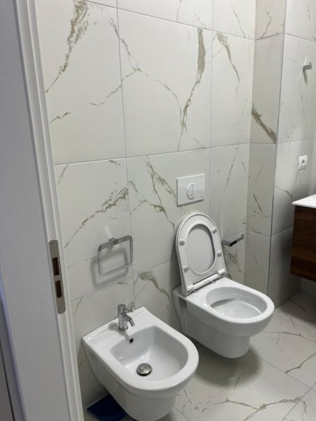 Tirane, jepet me qera apartament 1+1 Kati 4, 700 €