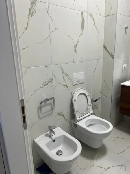 Tirane, jepet me qera apartament 1+1 Kati 4, 700 €