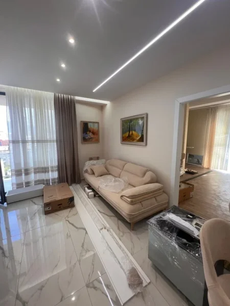 Tirane, jepet me qera apartament 2+1+Ballkon Kati 6, 105 m² 900 € (MIne Peza)