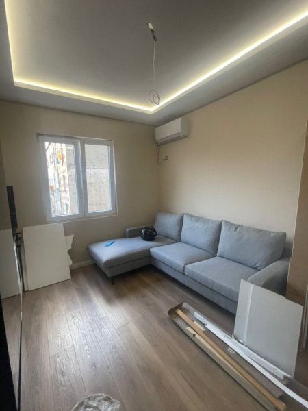 Jepet me Qera Apartament 1+1 perballe Harry Fultzit afer Trenit dhe Zogut te Zi ,  550 mije leke
