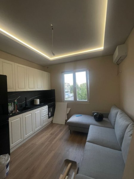 Jepet me Qera Apartament 1+1 perballe Harry Fultzit afer Trenit dhe Zogut te Zi ,  550 mije leke