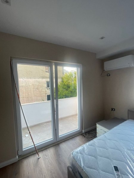 Jepet me Qera Apartament 1+1 perballe Harry Fultzit afer Trenit dhe Zogut te Zi ,  550 mije leke