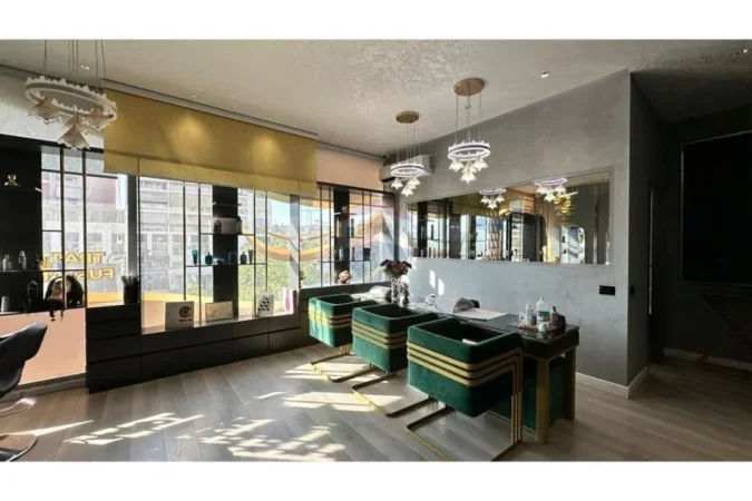 Tirane, shitet ambjent biznesi , 77 m² 