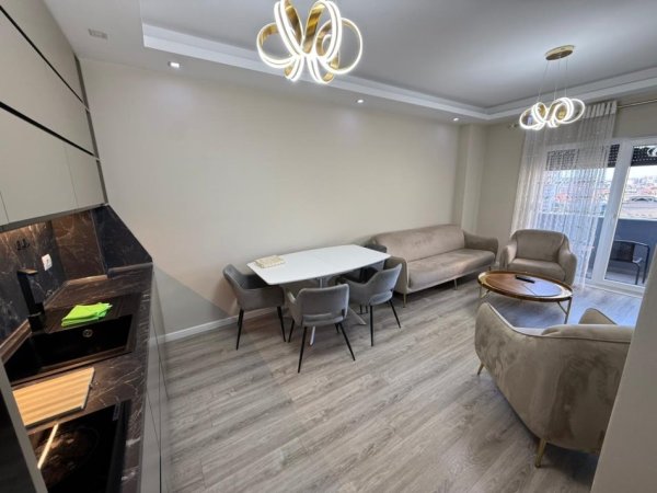 Tirane, jepet me qera apartament 2+1 Kati 4, 800 €