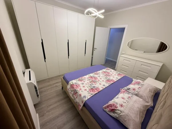 Tirane, jepet me qera apartament 2+1 Kati 4, 800 €