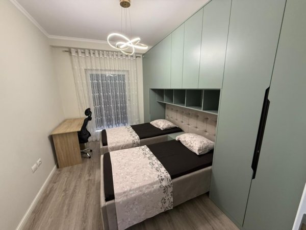 Tirane, jepet me qera apartament 2+1 Kati 4, 800 €