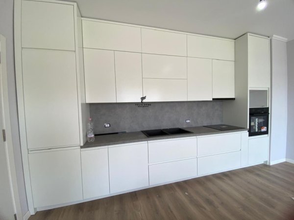 Tirane, jepet me qera Kati 4, 90 m² 550 € (ISH STACIONI TRENIT)