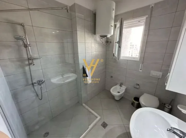 Tirane, jepet me qera apartament 2+1+Ballkon Kati 8, 100 m² 1.250 € (PAZARI I RI)