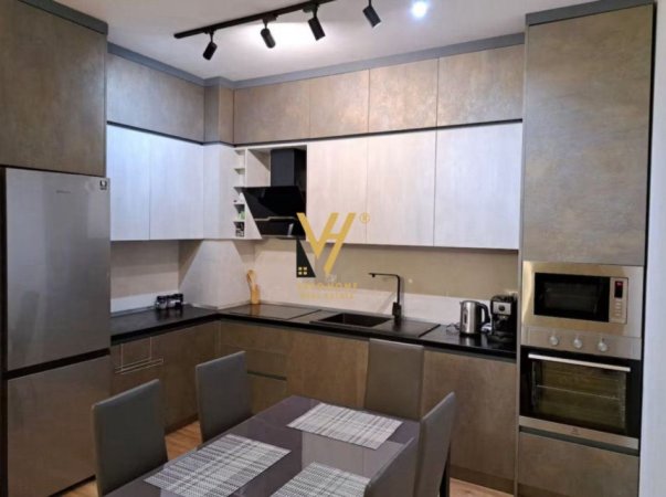 Tirane, jepet me qera apartament 2+1+Ballkon Kati 8, 100 m² 1.250 € (PAZARI I RI)
