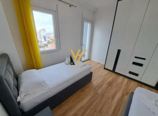 Tirane, jepet me qera apartament 2+1+Ballkon Kati 8, 100 m² 1.250 € (PAZARI I RI)